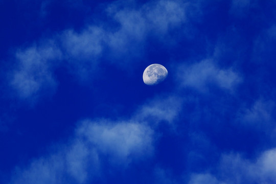 蓝天白云月亮