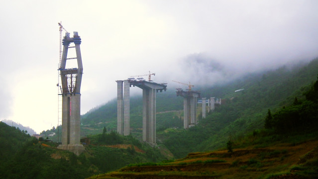 山区建设中的高架桥