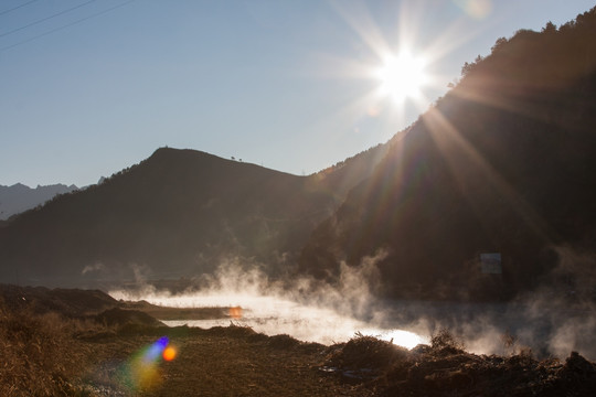 雾气蒸腾 太阳 星芒 远山