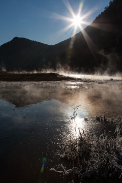 河畔秋霜 远山 星芒 太阳