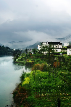 晨雾中的山村