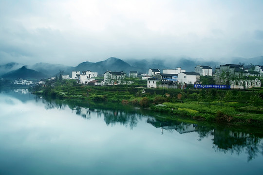 晨雾中的徽派山村