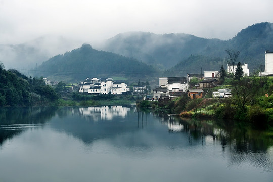 晨雾山村