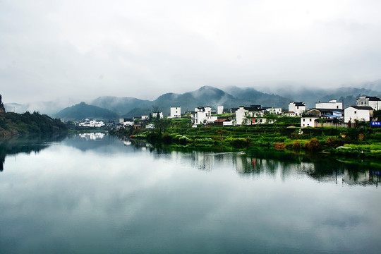 晨雾中的婺源山村