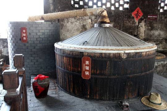 传统工艺酿酒用的蒸馏锅冷却池