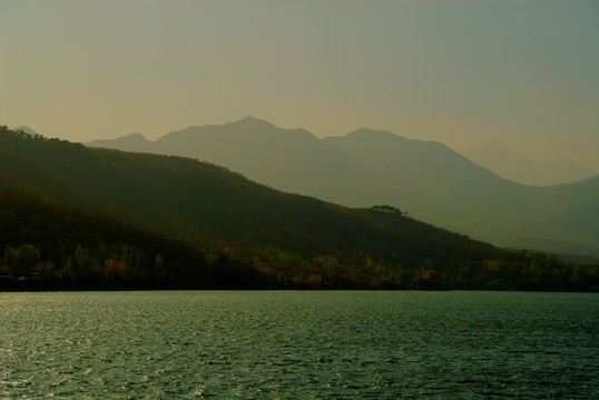 湖光山影