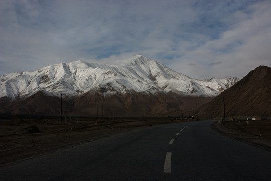 雪山 公路 弯曲 蓝天白云