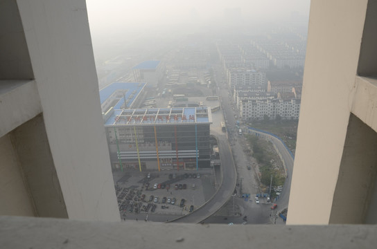 霧霾下的蘇州南站局部圖