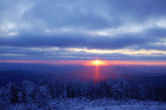 雪岭日落