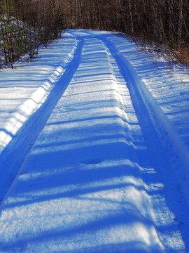 通往山里的雪路