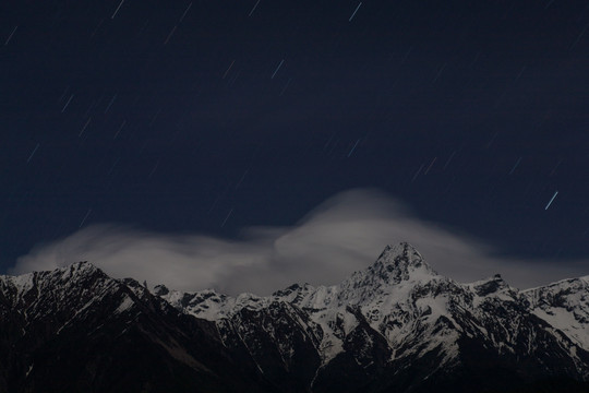 南迦巴瓦峰夜色