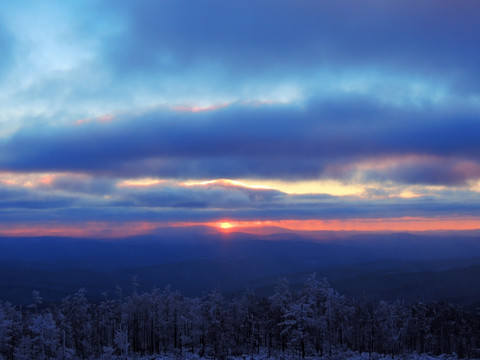 雪岭日落