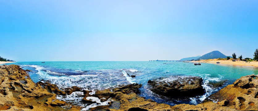 海湾礁石沙滩宽幅全景