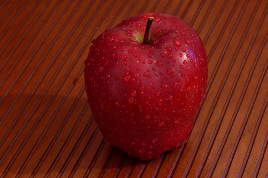 苹果 红苹果 水果 水珠 花牛