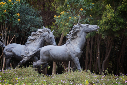 马群雕塑 奔马
