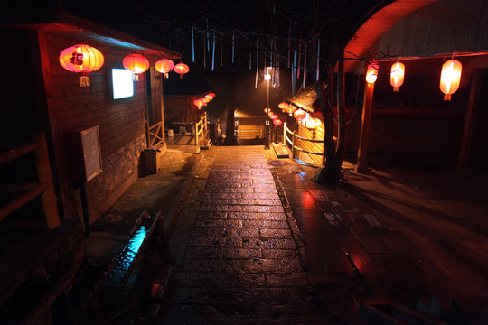 别墅式酒店石板路夜景