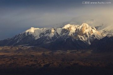 雪山晨光