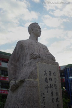 鄧恩銘塑像