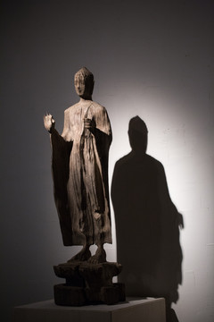 释迦牟尼木雕像