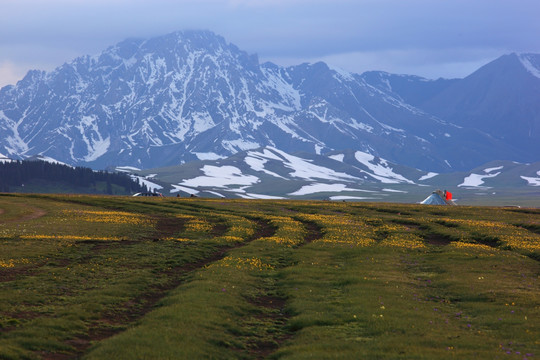 雪山脚下