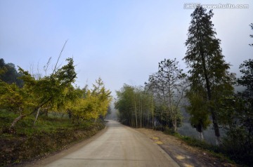 广东韶关南雄帽子峰山林马路