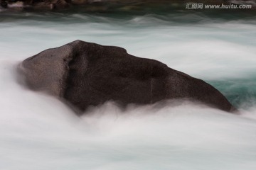 尼洋河风光 礁石