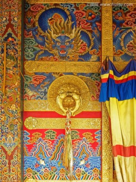 金碧辉煌的藏族寺庙大门绘画局部