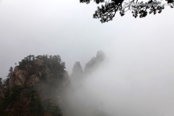 云雾笼罩的山岭