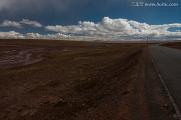 西藏秋色 小河 金黄色 公路
