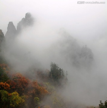 云雾飘渺的山峰