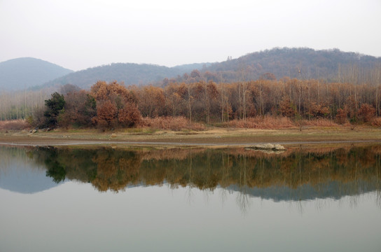 远山静湖秋水