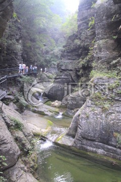 峡谷溪流