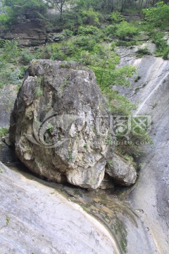 峡谷溪流