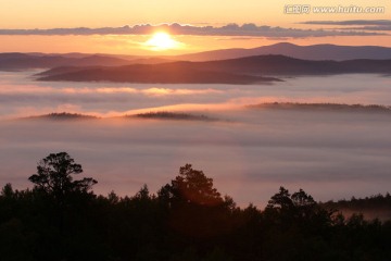 霞光升起五彩斑斓圣洁神山