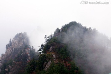 云飄霧繞的山峰秋景