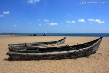 海岸沙滩上木船