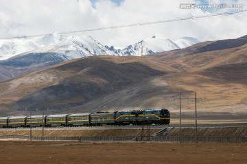 青藏铁路 火车 客运列车 雪山