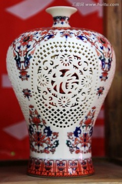 瓷雕镂空福字彩花瓶