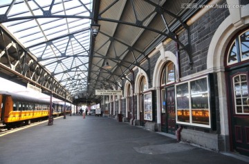 古典的火车站月台