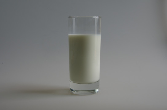 一杯牛奶  玻璃杯