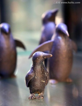 小企鹅塑像