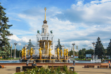 金色雕塑喷泉景观