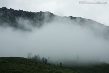 云雾缭绕的高山