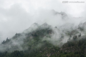 云雾缭绕的高山