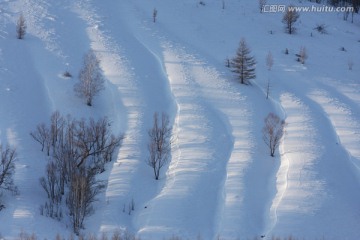 山坡雪上波纹