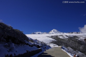 雪山上的公路