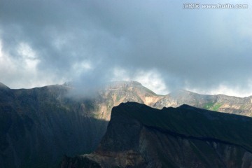 长白山 山脉  天空 乌云