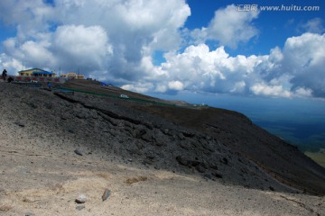 长白山 山脉 峭壁 房屋 天空