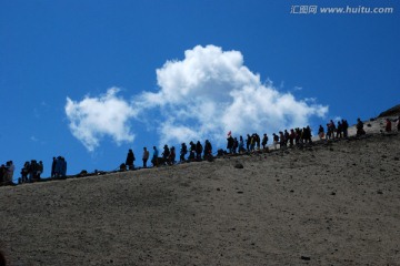 长白山 山脉 峭壁 蓝天白云