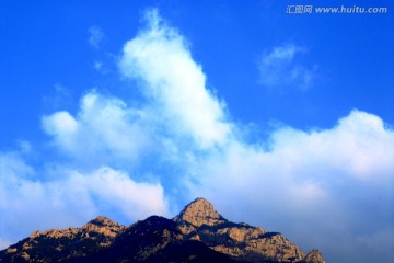 蓝天白云下的泰山